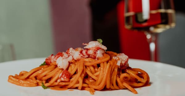 Tonnarelli con bisque di gambero rosso, tartare di gambero rosso, gel al limone - Casamatta, Roma