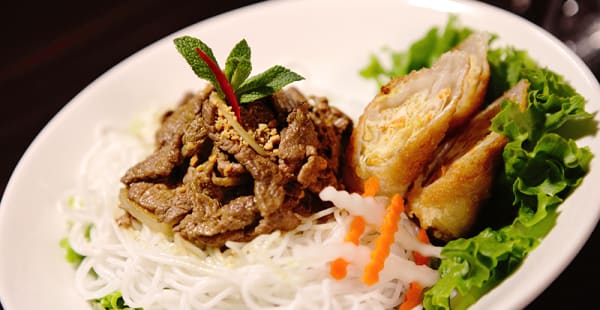 Boeuf sauté citronnelle curcumin et vermicelles de riz - Hanoi, Paris