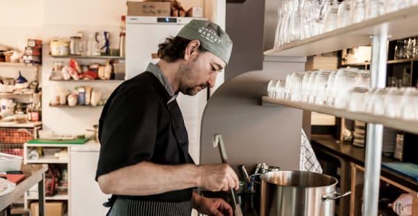 Le Chef en plein travail - Le Chien de La Lune, Paris