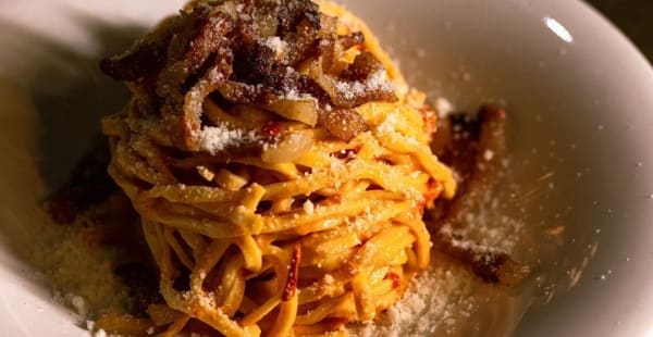 La Amatriciana viene mantegata con salsa pomodoro datterino e del guanciale di Amatrice spolverata con del pepe Nero - Bono Bottega Nostrana - Monti, Roma