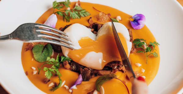 Crème de courge « Bleue de Hongrie » fumée. Fricassée automnale, girolles, shitakés, châtaigne. Oeuf parfait. Citron caviar. Cream of smoked “Blue Hungarian” pumpkin. Autumn fricassee, chanterelle and shitake mushrooms. Chestnuts. Perfect egg. Lemon caviar - Bonnard, Paris