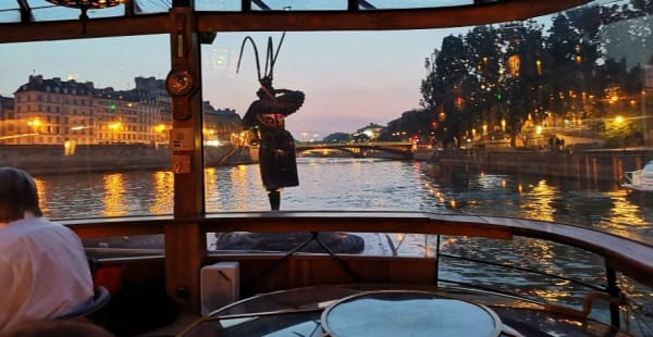 Notre Véranda avec ses baies vitrées - une vue imprenable sur Paris et ses monuments sous l’œil avisé de notre Roi des Singes qui veille à l’avant du bateau…. - Le Calife, Paris