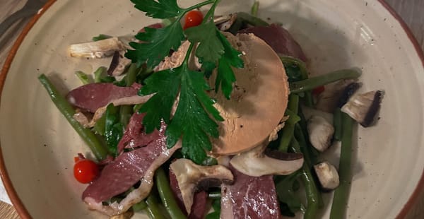 Salade d’automne : foie gras, haricots verts, magret séché et champignons - Bistrot Le Cap, Paris