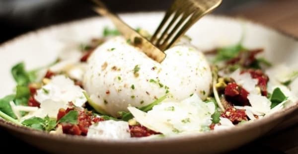 Burrata trufada con tomate, rúcula y aceite de albahaca - El Jardinet de Gràcia, Barcelona