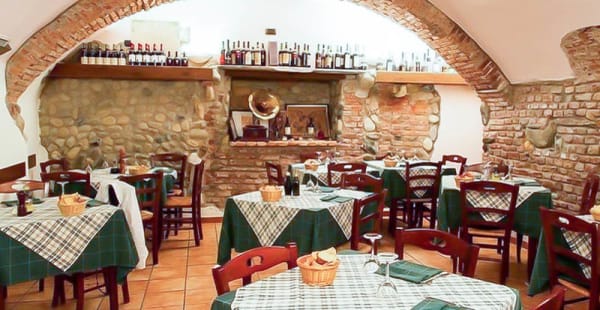 Sala con arco in pietra - Trattoria La Colonna, Milano