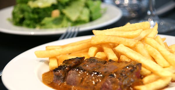 Entrecôte suisse, frites et salade - Wine & Beef Fusterie, Genève