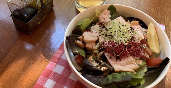 La Salade "Thaï" poulet, noix de cajou, miel et soja - L'InfiniThé - Chez Sandrine, Paris