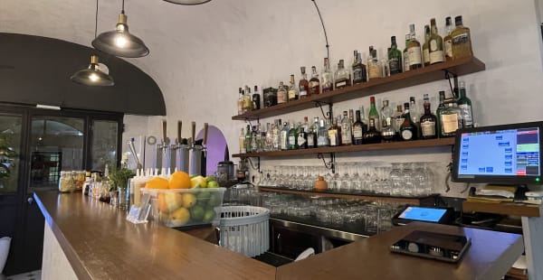 Bancone bar e ingresso - Cimarra 4, Roma