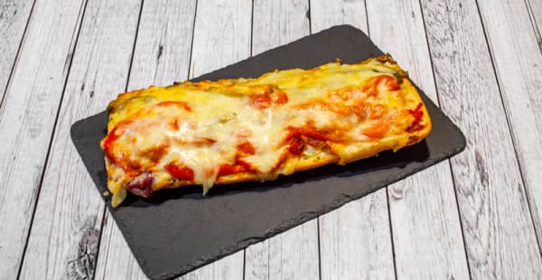 Chapata Neruca: escalivada, queso de cabra y jamón ibérico gratinada al horno con mozzarella - Neruca, Badalona