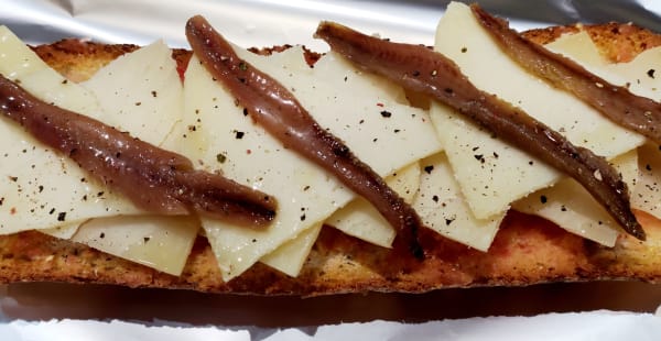Xapata 200, queso curado con anchoas del cantabrico - Neruca, Badalona
