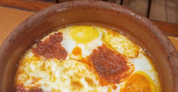 Huevos al horno con brie y sobrasada - Neruca, Badalona