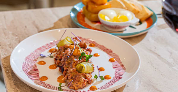 Steak Tartar Noble, bastones de patata crujientes, tostadas, mantequilla casera - Noble Barcelona, Barcelona