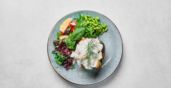 Bakad potatis med skagenröra samt en sidesallad med vinegrette. - Jacob's, Stockholm