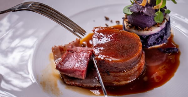 Tournedos de lièvre bardé au lard de Colonnata, jus réduit au genièvre, condiment de poires et fruits secs, le chou en plusieurs façons - Côté Square, Genève