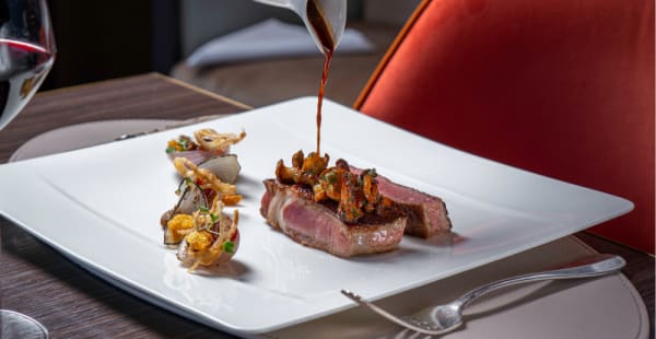 Filet de veau rôti aux girolles, oignons confits,  siphon de pommes de terre fumées au beurre noisette - Côté Square, Genève