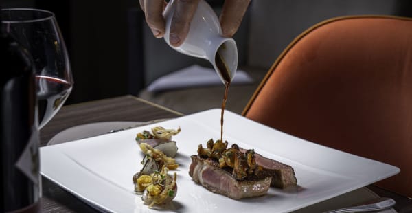 Filet de veau rôti aux girolles, oignons confits, siphon de pommes de terre fumées au beurre noisette - Côté Square, Genève