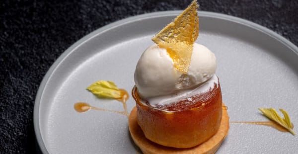    Tarte tatin confite, caramel de pommes et céleri branche,     coulis au cidre et glace double crème  - Côté Square, Genève