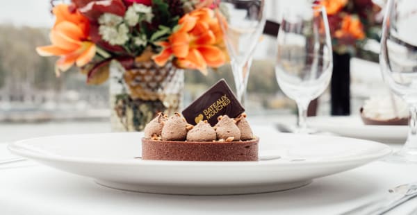 Tartelette chocolat, croustillant praliné Chocolate tartlet, praline crisp - Les Bateaux Mouches®, Paris