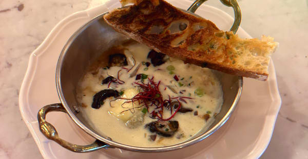 cassolette d'escargot creme d'ail chabichou - Madame Charles, Paris