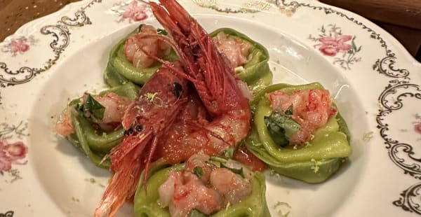 Ravioli fatti in casa ripieni di burrata con tartare di gambero rosso e lime - Vinando, Roma