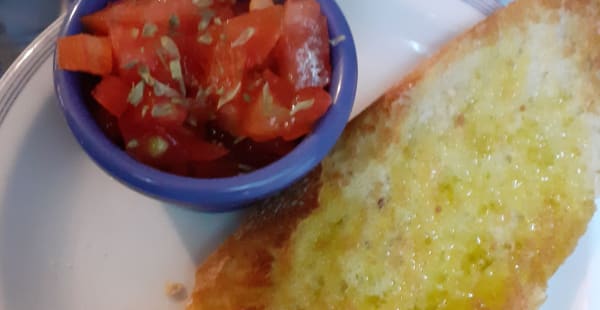 Pan tostado con ajo aceite de oliva Virgen y tomate aliñado con orégano casero,  para acompañar la comida  - La Despensa, Madrid