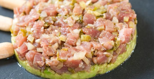 Tartar de atún y guacamole sin gluten del restaurante apto para celiacos As de Bastos en Madrid. - As de Bastos Madrid, Madrid