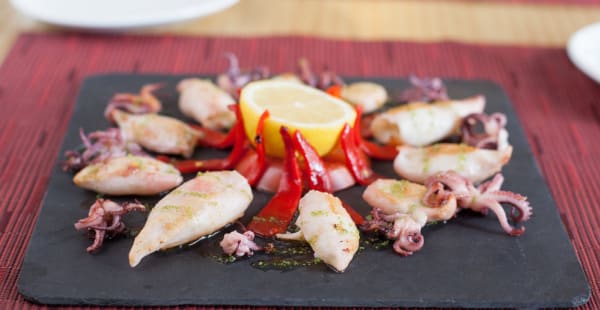 Chipirones de anzuelo a la plancha sin gluten del restaurante apto para celiacos As de Bastos en Madrid. - As de Bastos Madrid, Madrid