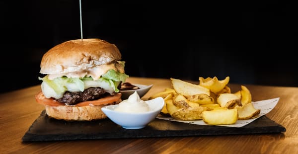 Burger con carni pregiate di wagyu, pata negra e fassona piemontese. - PaninoLAB Magenta, Milano