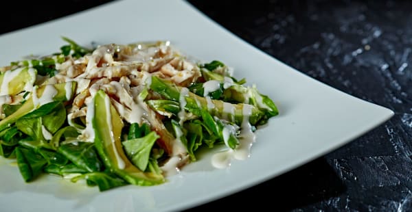 insalata di pollo con avocado e salsa yogurt - Ristorante Replay, Milano