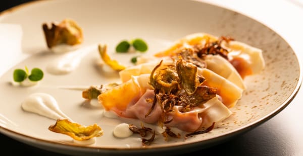 Gyoza al vapore con salsa amatriciana, crema di pecorino e carciofo fritto - Once Centocelle, Roma