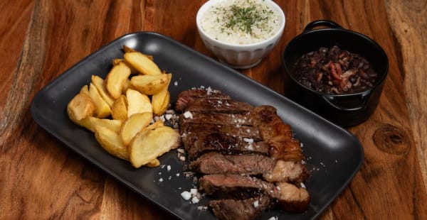 PICANHA. Filete de picanha con patatas, arroz y frijoles - Sixtizo Gastro Bar - Mercado Barceló, Madrid