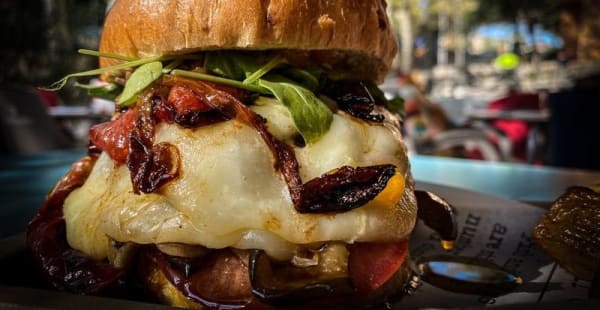 Hamburguesas de carne «Angus»  un sabor muy especial, acompañado de patatas con salsa ciboulette. - Oliva Negra, Barcelona