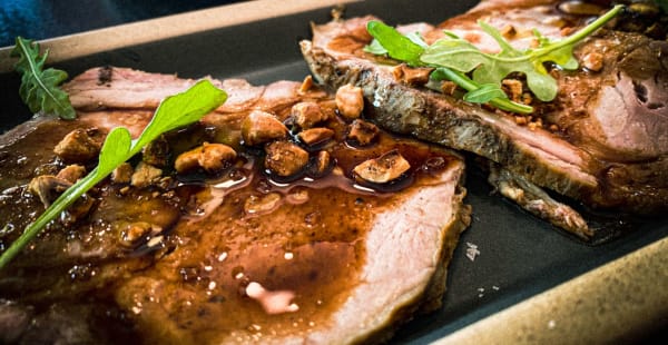 «Bondiola» Aguja de Cerdo con rúcula y avellanas al balsámicos.  - Oliva Negra, Barcelona