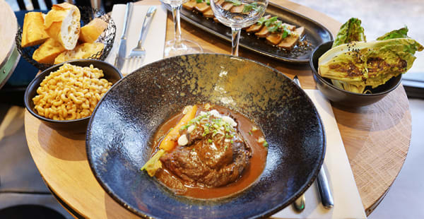 Joue de Boeuf et Tataki de Thon - Le Village Madeleine, Paris