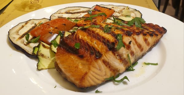 SALMONE FRESCO ALLA GRIGLIA CON VERDURE GRIGLIATE - La Pancia Felice, Roma