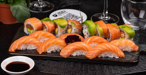 nigiri e uramaki salmon classic - Sushi&Sound, Milano