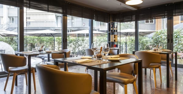 The Hall  Bar & Restaurant by “UNA cucina”, Milano