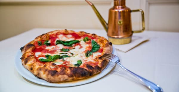 La pizza margherita - Pizzeria Partenopea, Milano