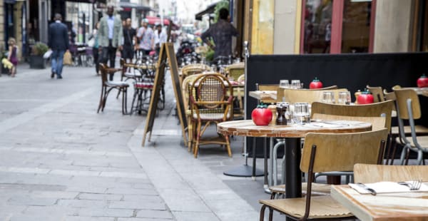 Notre terrasse - Bistro Burger Montorgueil, Paris