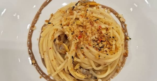 Spaghetti alle veraci con crema all’aglio nero - Convivio Ampelo, Roma