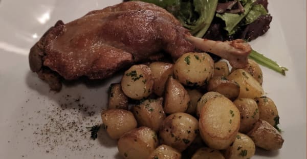 Confit de canard et pommes de terres sautées - Au Fil des Saisons, Paris