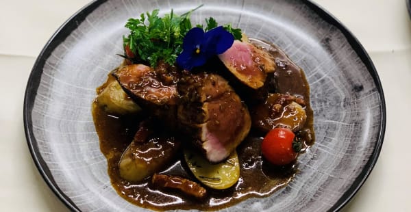 Mignon de cochon laqué, pommes de terre rattes, sauce charcutière   - L'Aéro-Club de France, Paris