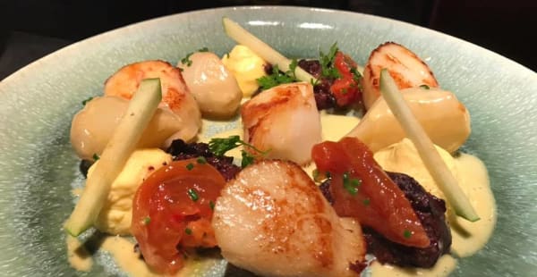 Les Noix de Coquilles Saint-Jacques Rôties, purée de cerfeuil tubéreux, tomates confites, pomme croquante, beurre d'agrume. - Aux Armes de France, Corbeil-Essonnes