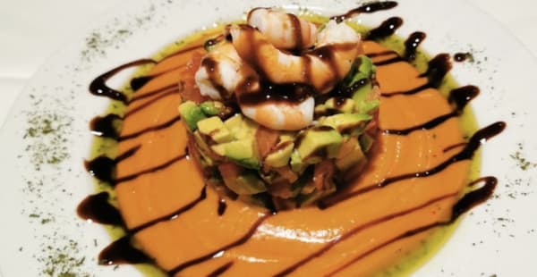 Esakada de tomate, langostinos y aguacate sobre una base de salmorejo.. - Nelma, Madrid