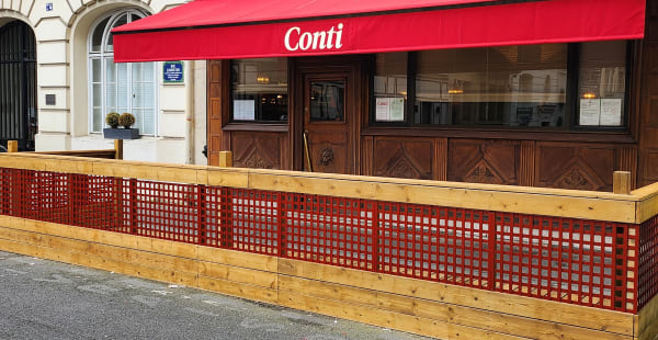La terrasse rénovée du Conti, dréssée dès qu'il fait beau - Conti, Paris