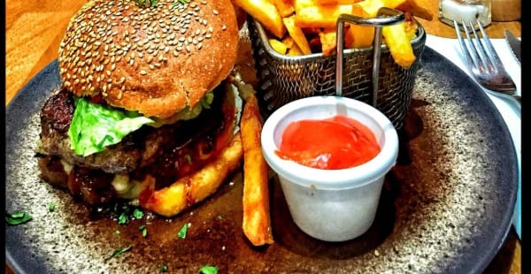 cantal burger et ses frites maisons - The Family, Paris