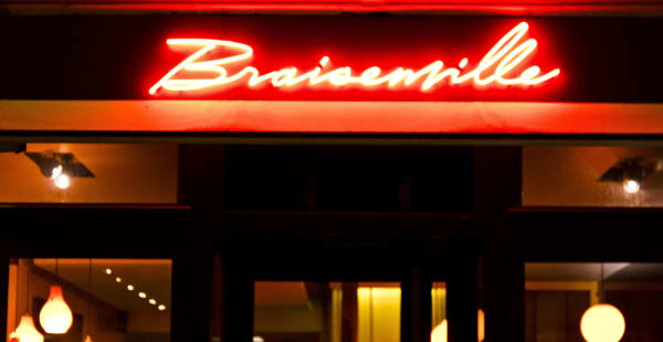 Braisenville by night, the place des gourmets - Braisenville, Paris