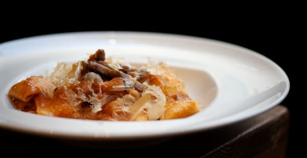 Mezzo pacchero amatriciana di tonno - Calipé - Vineria di Pesce, Roma