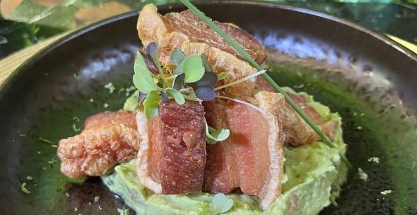 Guacamole recién hecho con torreznos crujientes de Soria. 😋😋😋😋 - Palacio de Anglona, Madrid