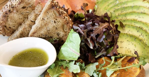 Mafrens Kitchen Plate con aguacate, boniato, salmón y salsa de albahaca - Mafrens, Madrid